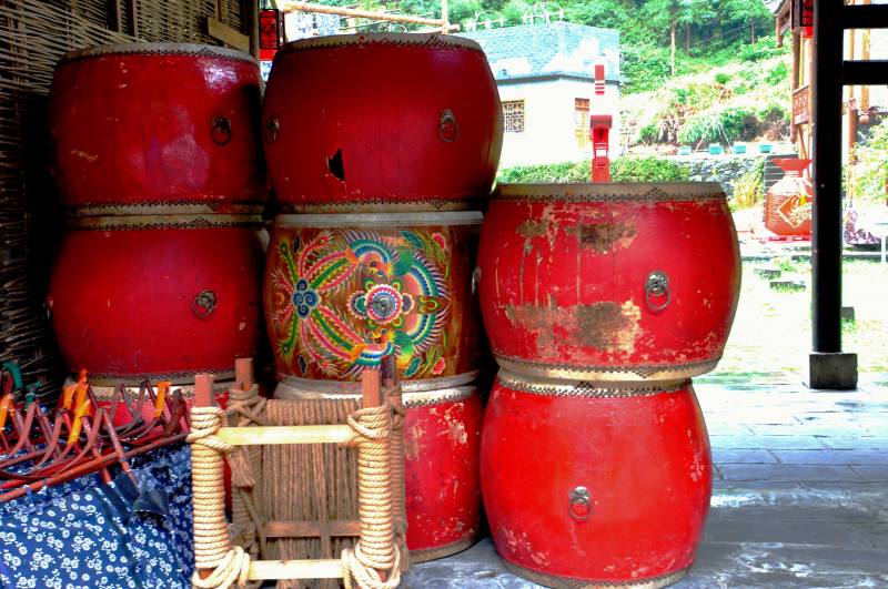 红鼓堆叠 色彩斑斓图片