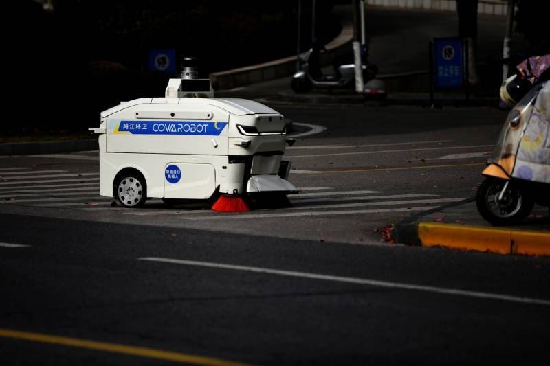 智能清洁机器人作业中图片