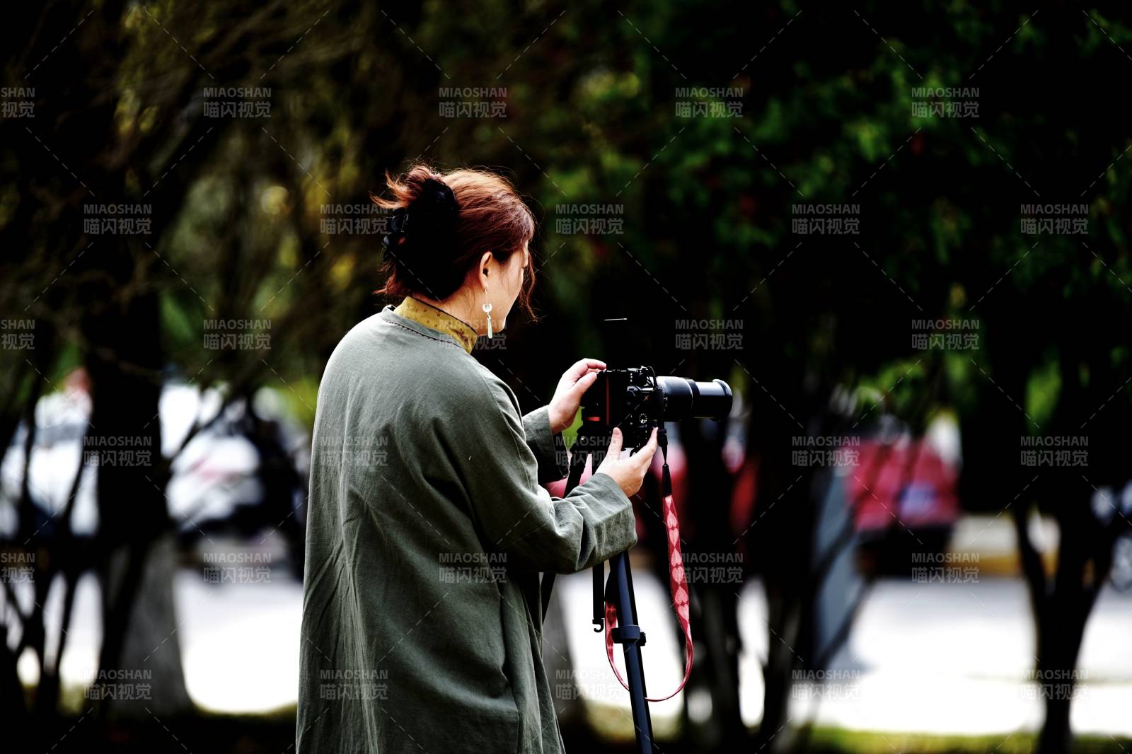 女子拍摄风景图片