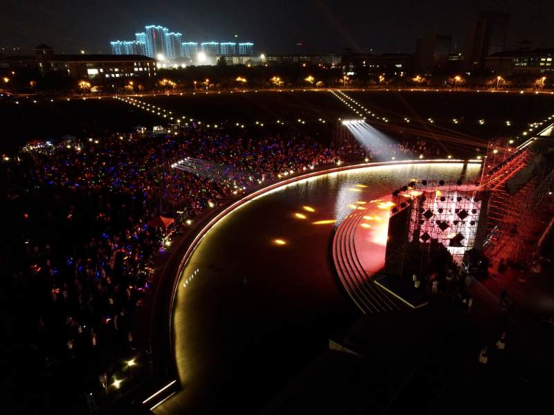 夜幕下的盛大演出图片