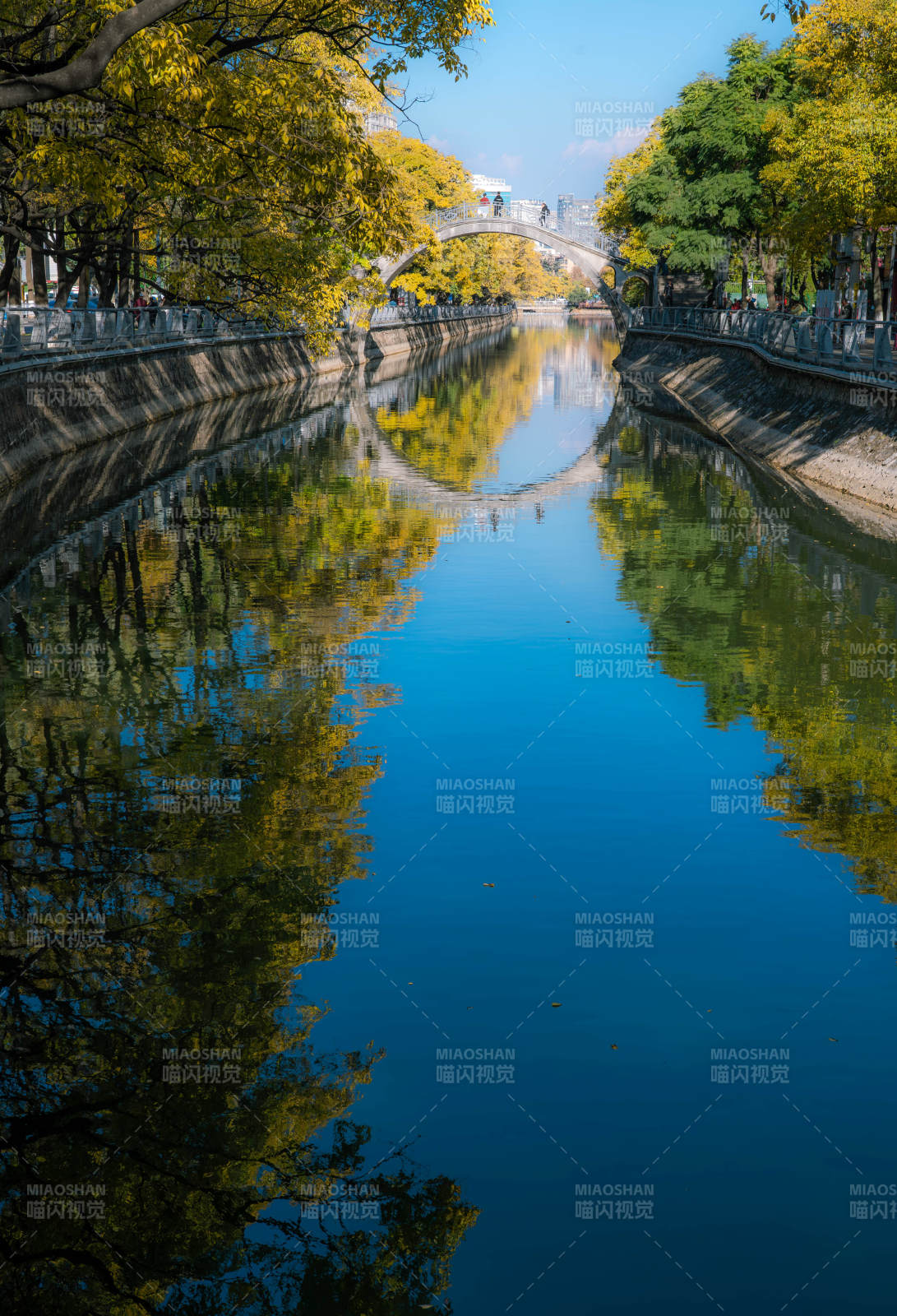 秋水映桥影大观河行人拱桥图片