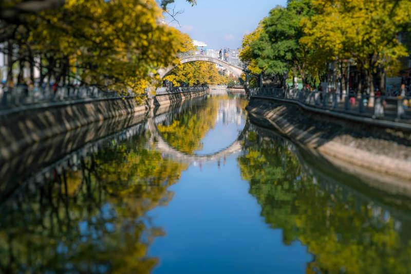 秋水映桥景大观河行人拱桥图片