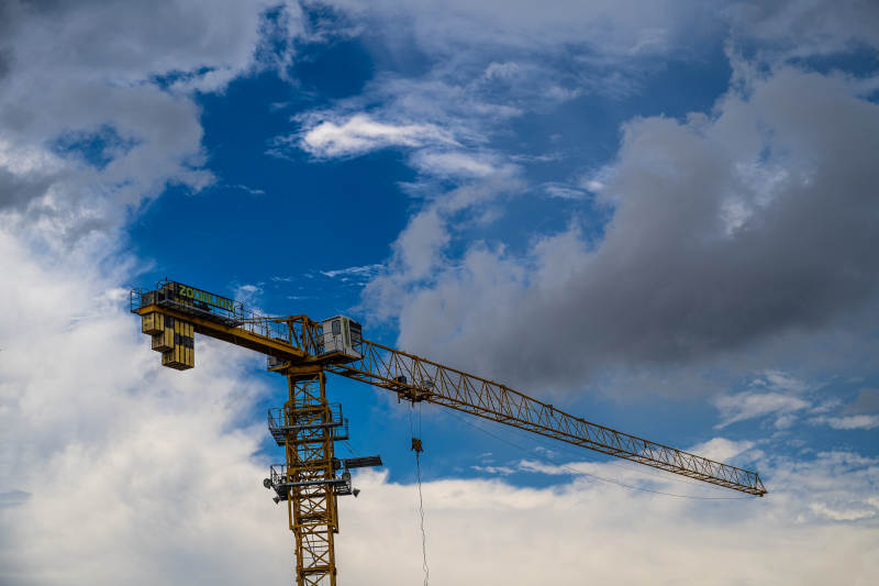 蓝天下的塔吊图片