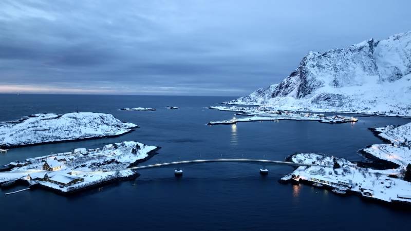 挪威雪夜峡湾桥影图片