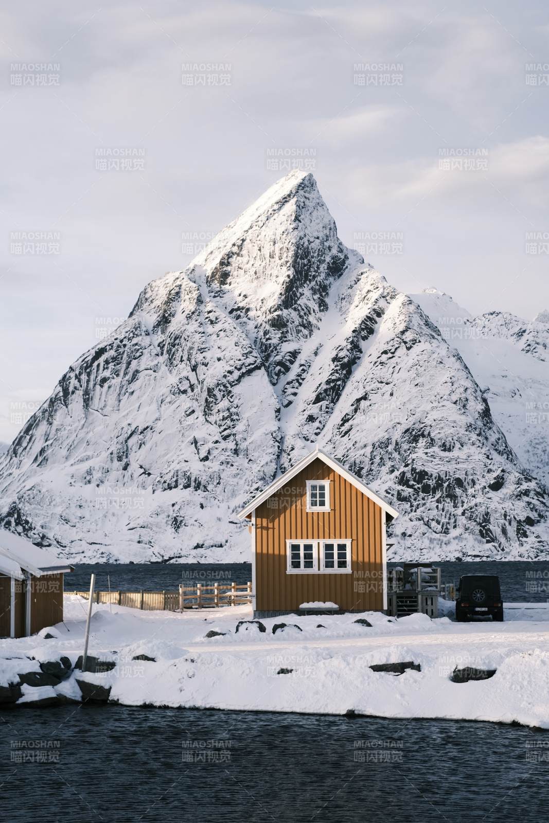 挪威雪山下的木屋图片