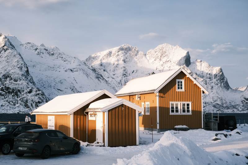 挪威雪山木屋静谧冬景图片