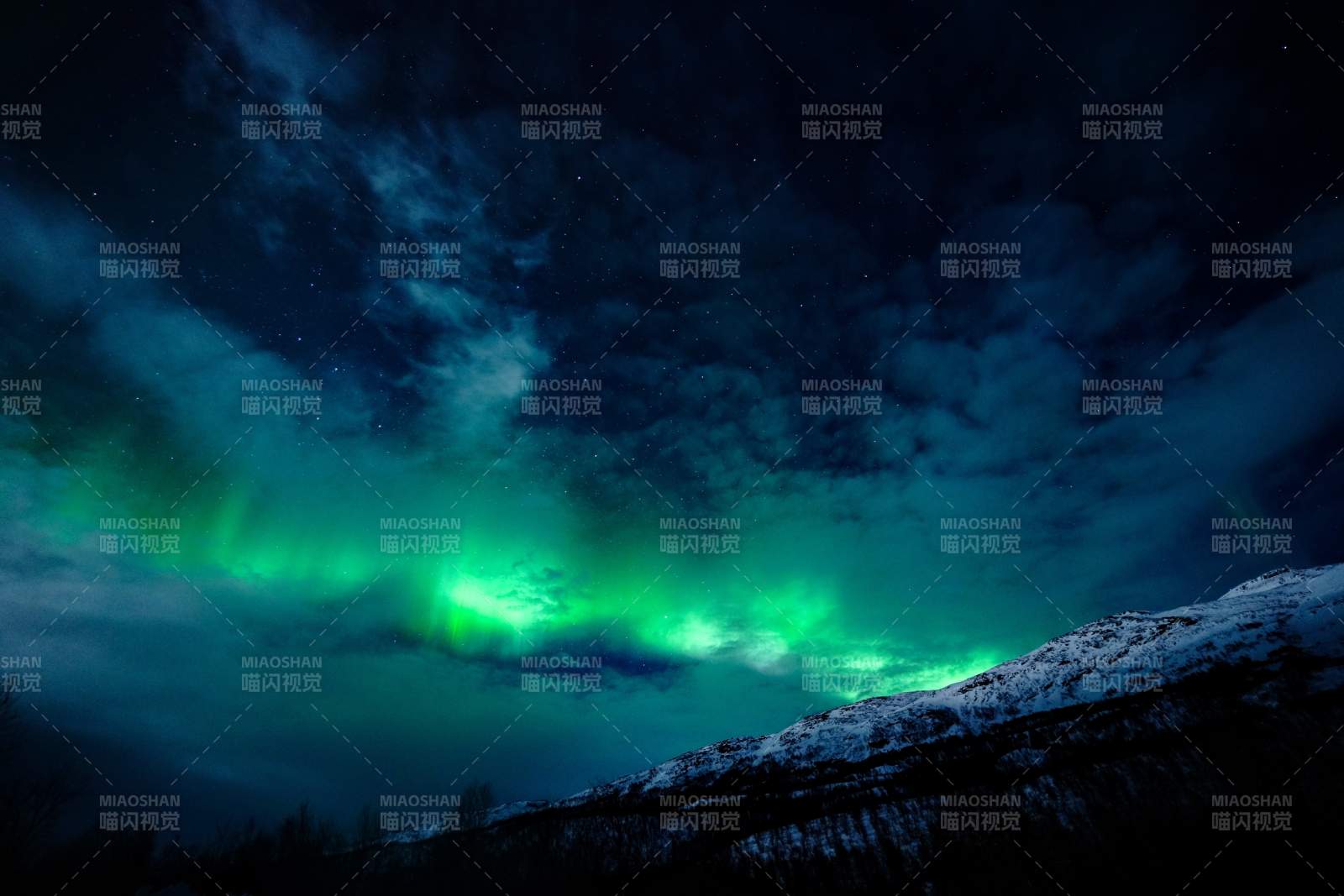 极光映雪夜图片