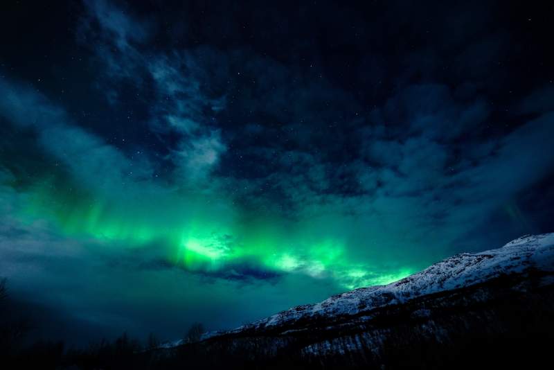 极光映雪夜图片