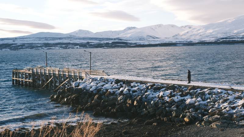 挪威雪岸码头静景图片