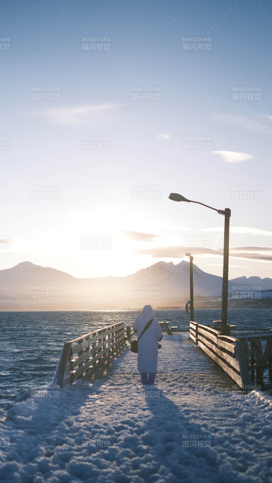 雪桥远眺日出山孤独背影图片