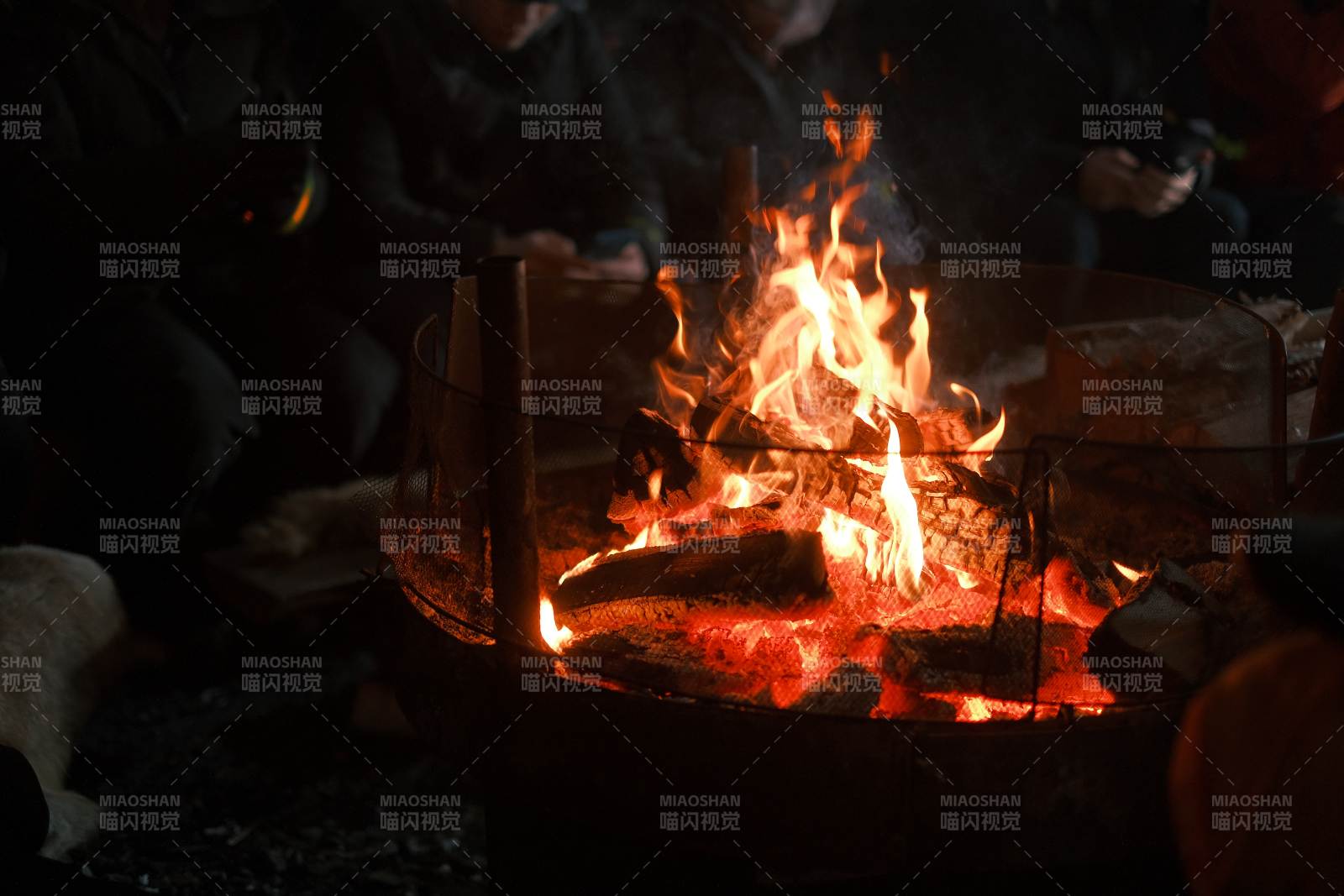 篝火映夜 温暖人心图片