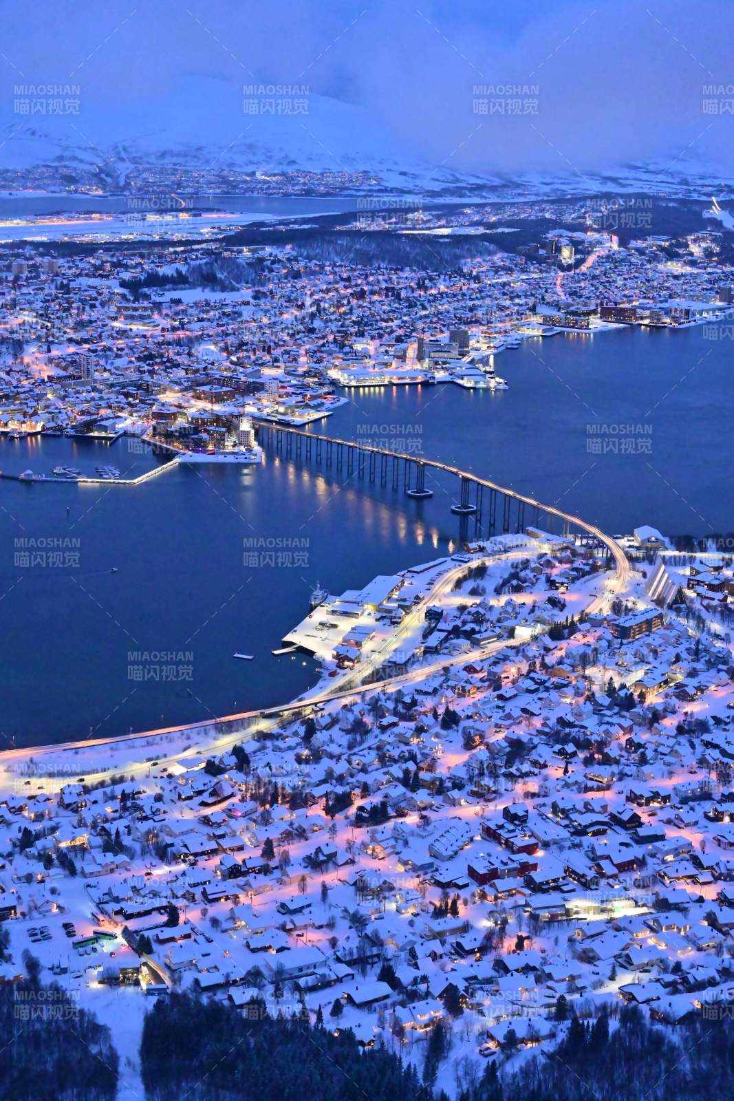 雪夜特罗姆瑟城市灯火璀璨图片