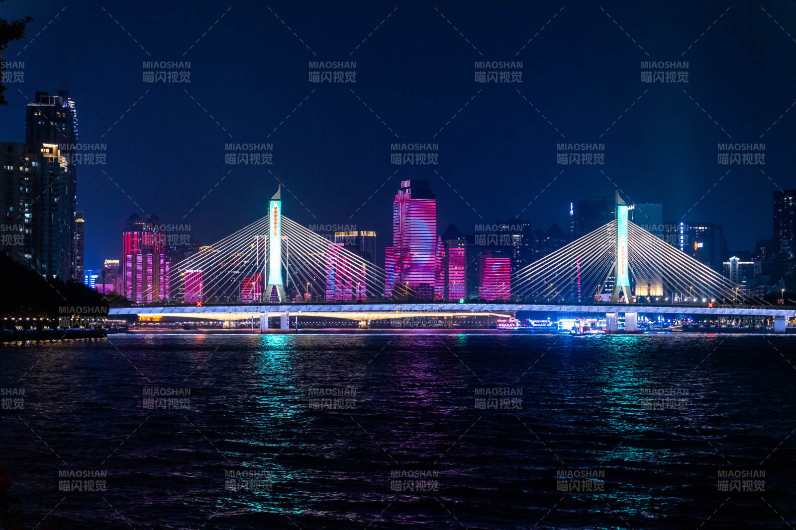 广州城市景观珠江两岸夜景夜色中的城市桥梁图片