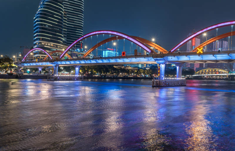 珠江上的广州解放大桥夜景夜桥映水光图片