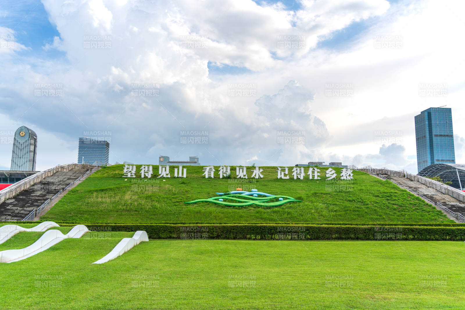 广州会展中心阅江路生态草坪与乡愁标语图片