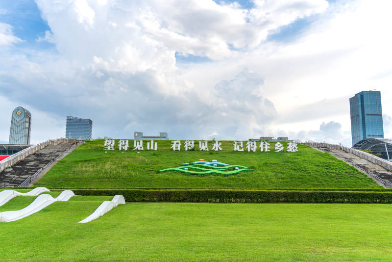 广州会展中心阅江路生态草坪与乡愁标语图片