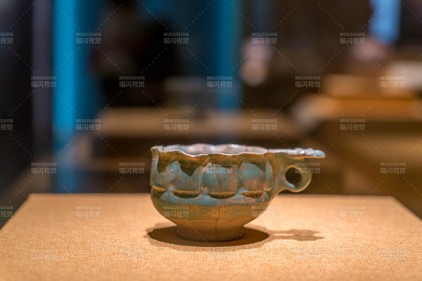 古伊朗古波斯文物绿松石色釉古瓷杯静置展台图片