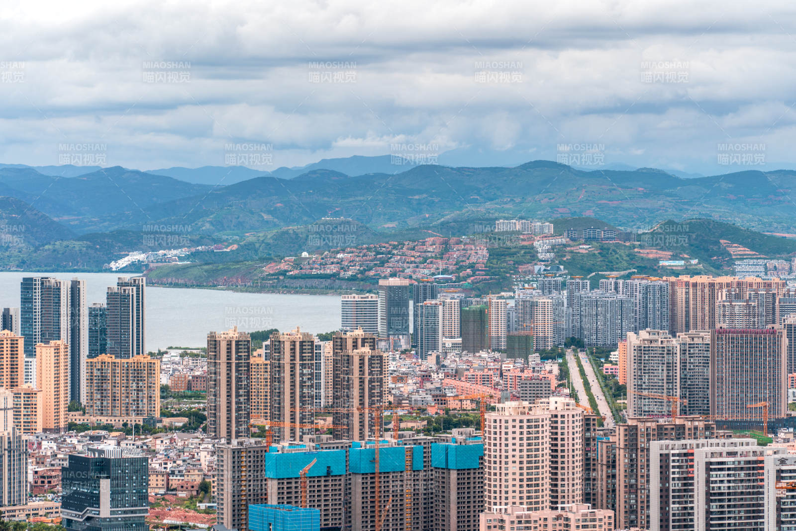 云南省大理市市区城市苍山洱海风光图片