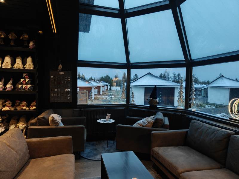 雪景窗边温馨客厅图片