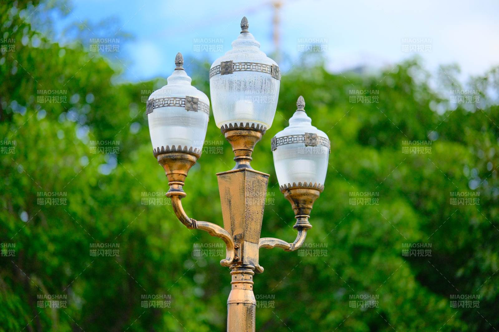 古典路灯三头灯图片