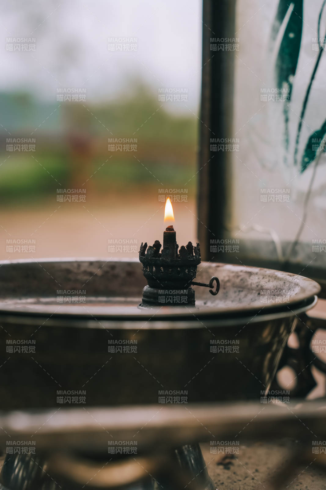 烛光摇曳静谧夜图片