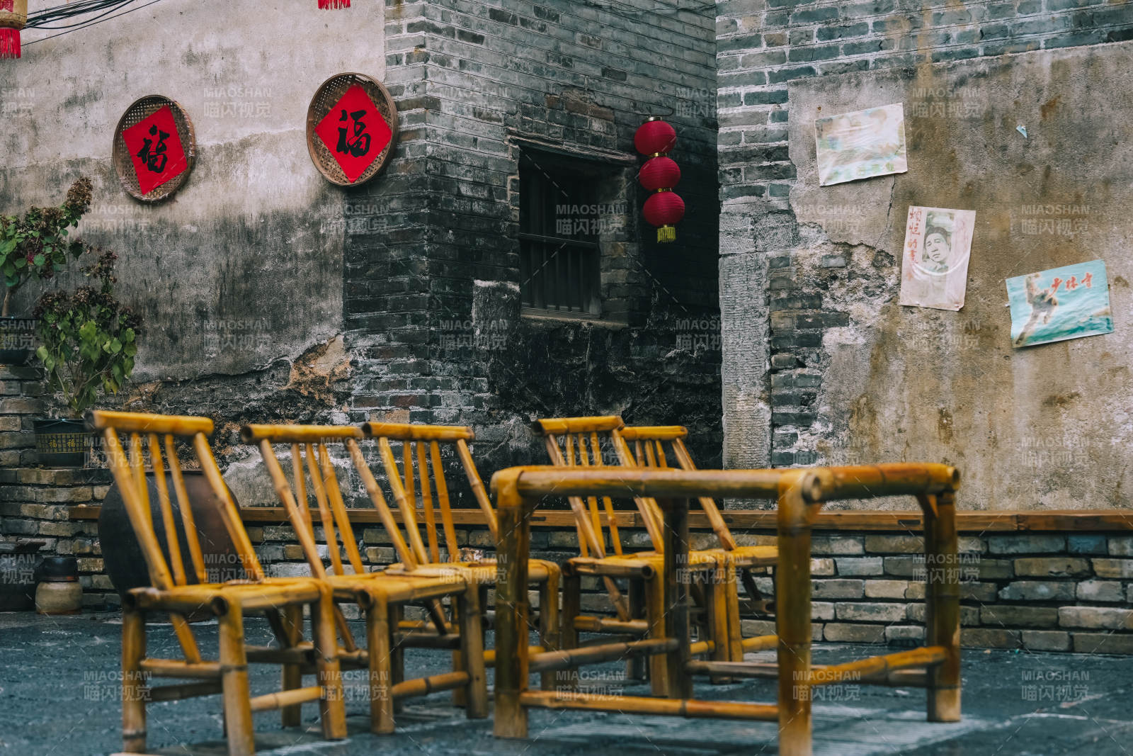 老巷竹椅静时光图片