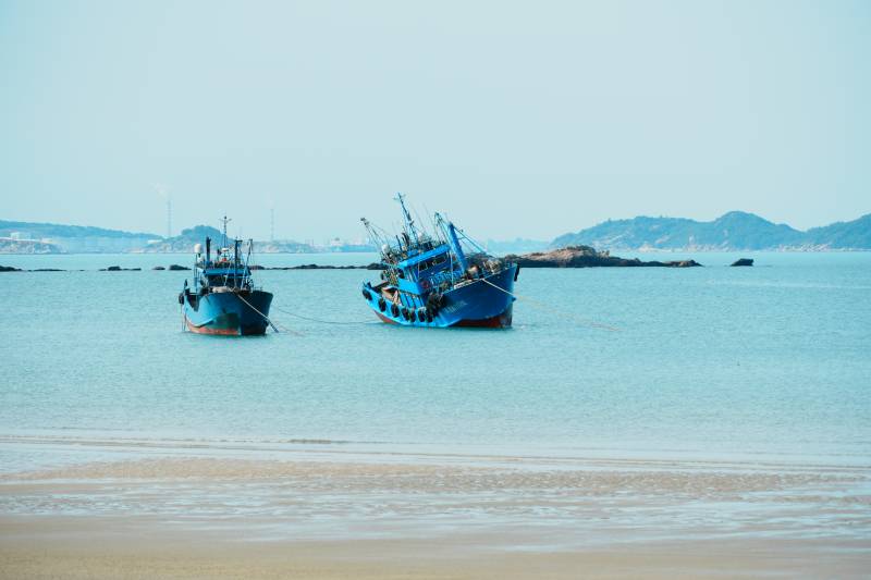 渔舟静泊海天间图片