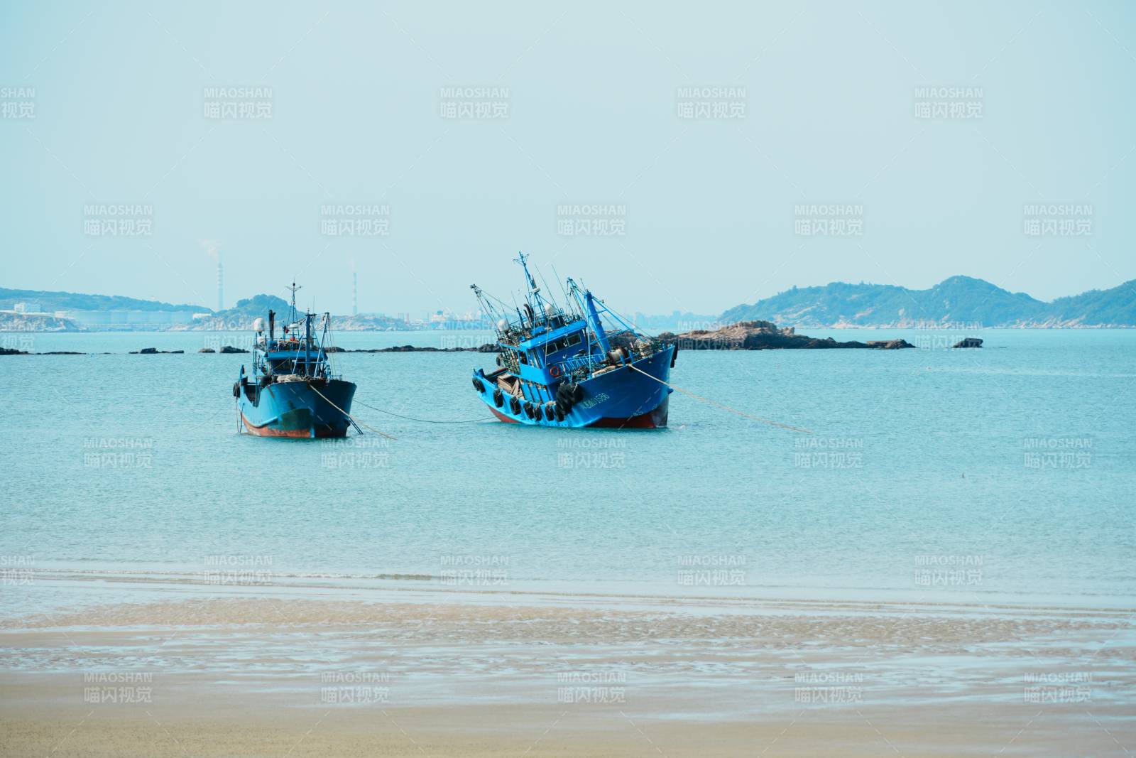 渔舟静泊海天间图片