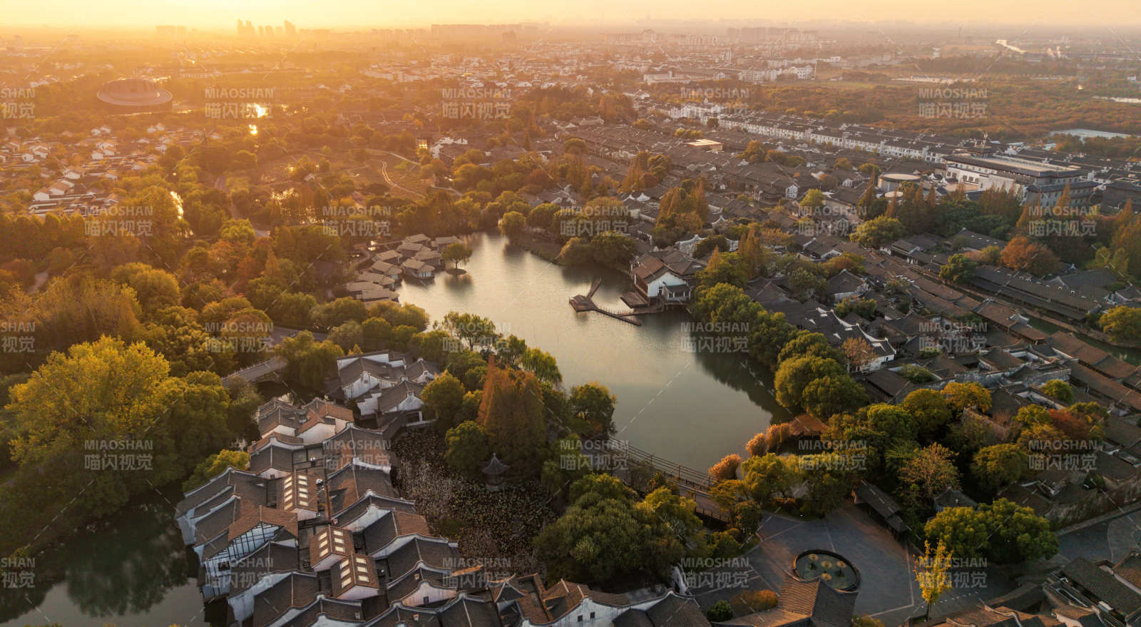 秋日湖畔古韵城图片