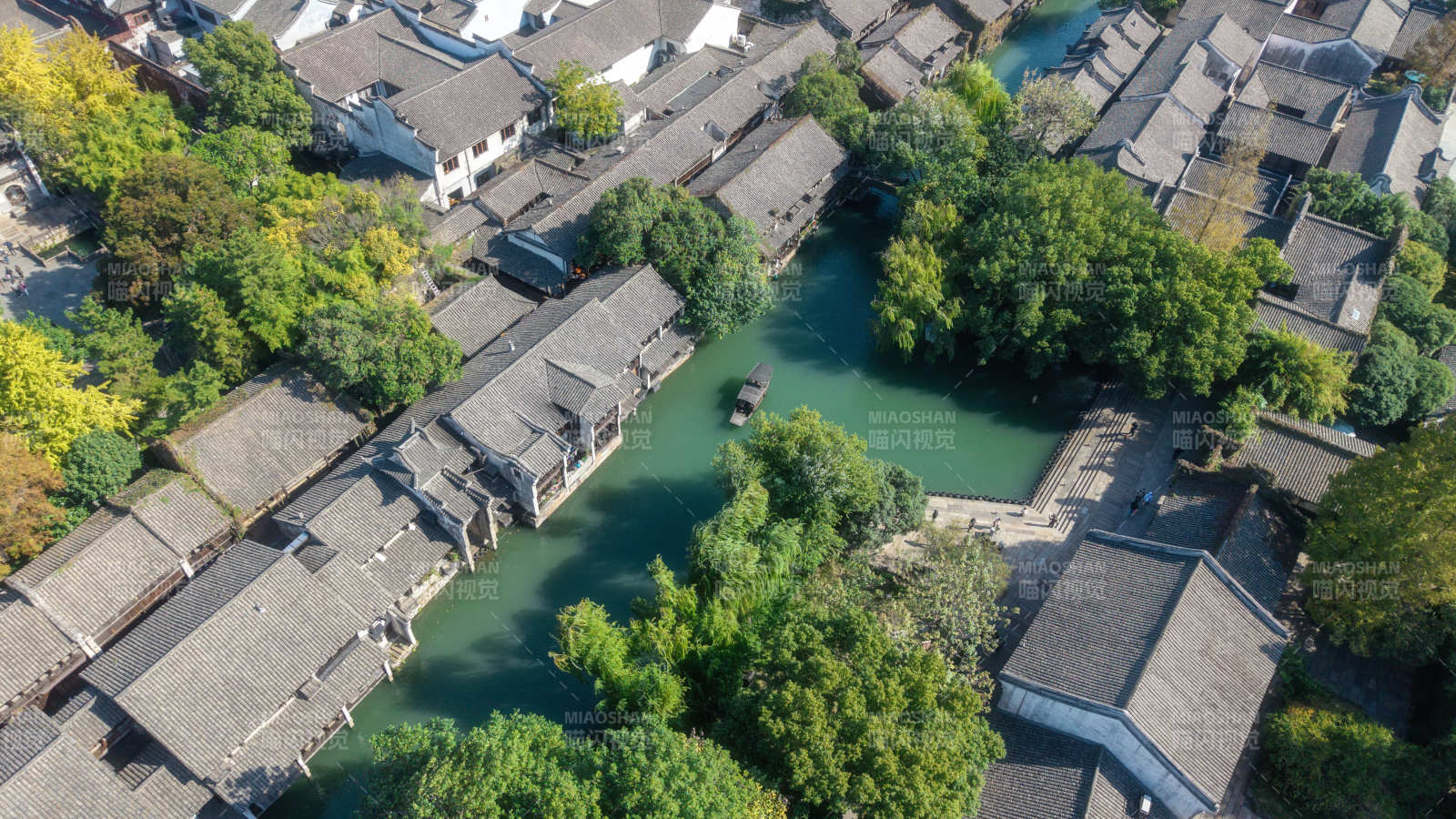 水乡古韵 绿树环绕图片