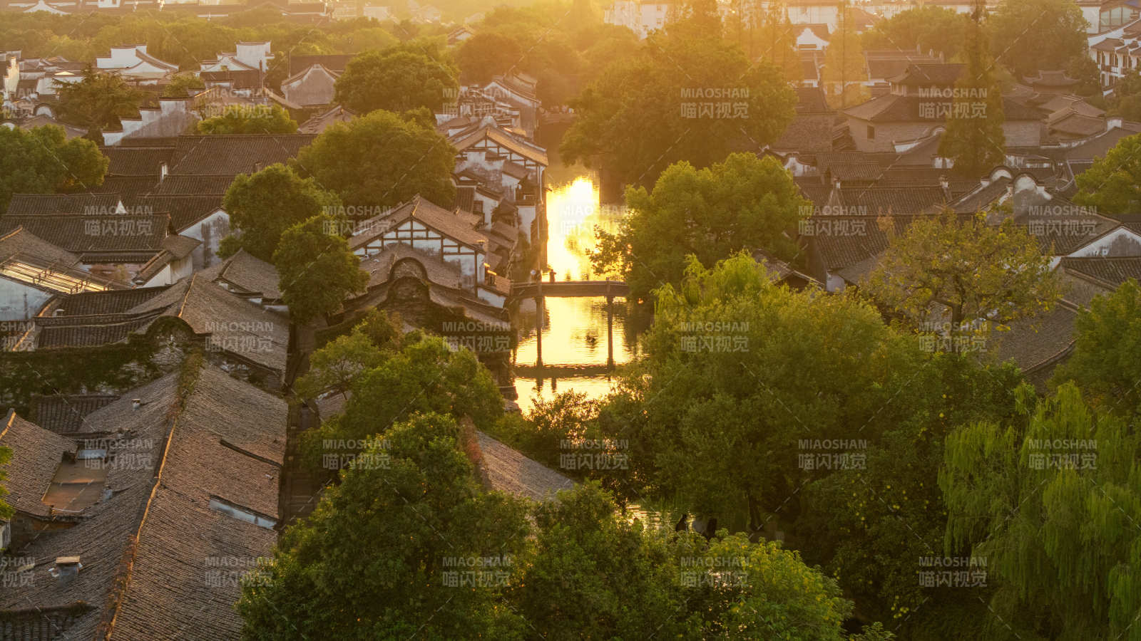 古镇夕阳映水景图片