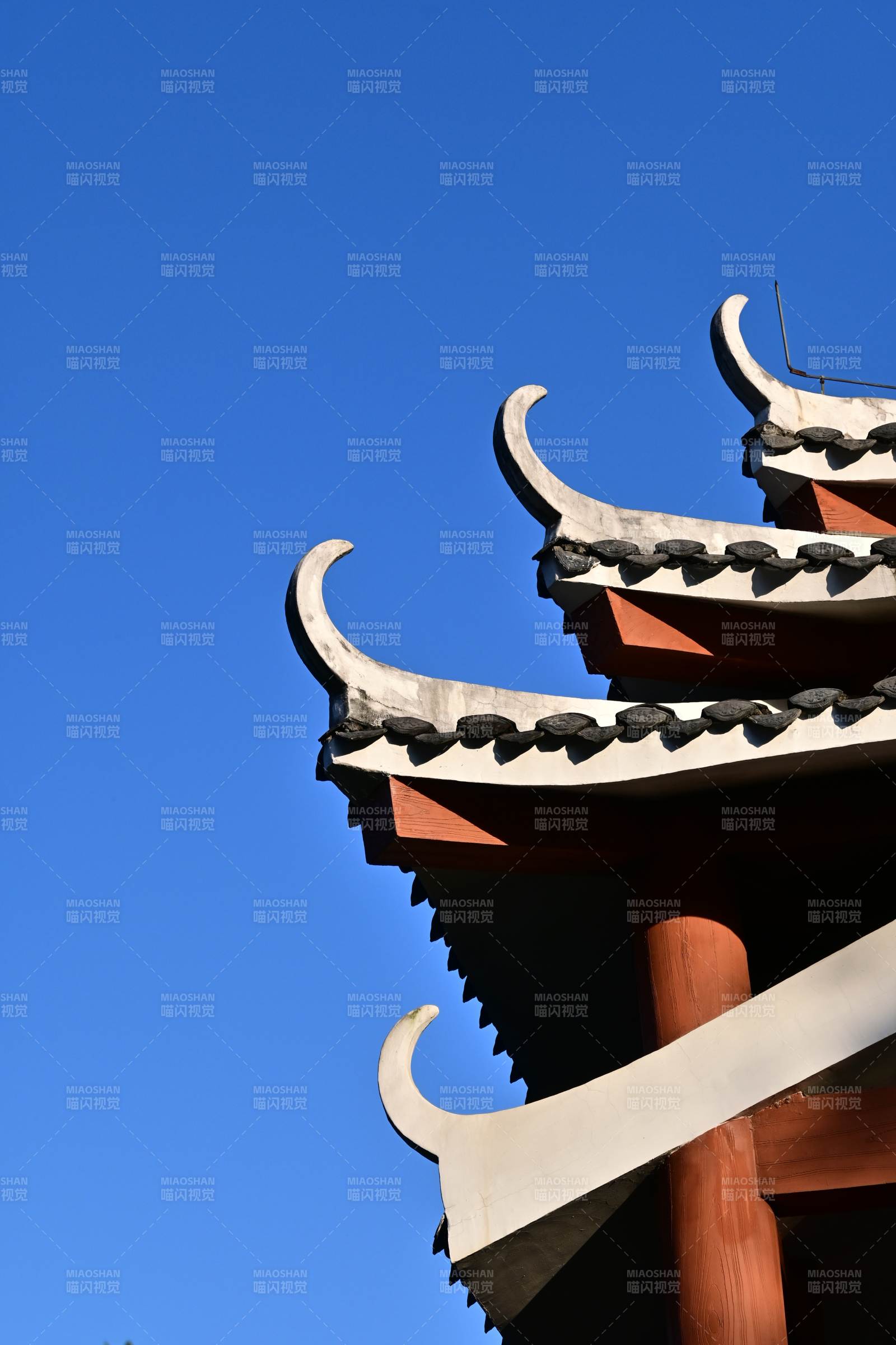 上林水街风雨桥飞檐翘角映蓝天图片