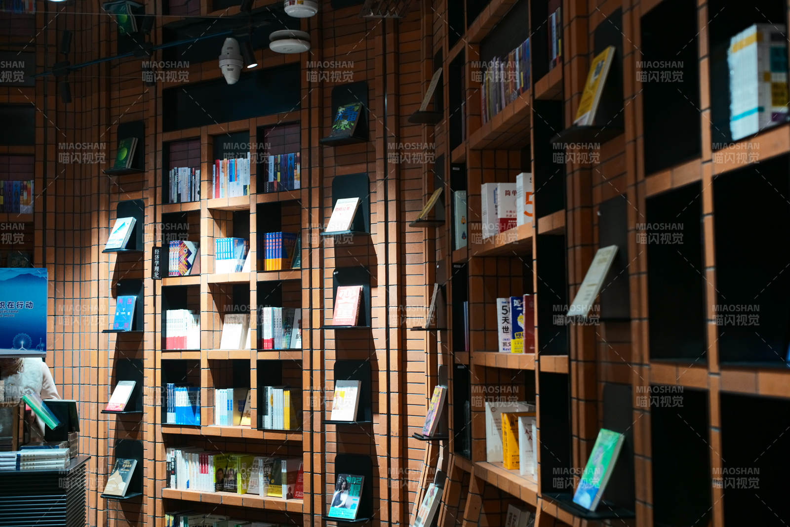 书架陈列的阅读空间图片