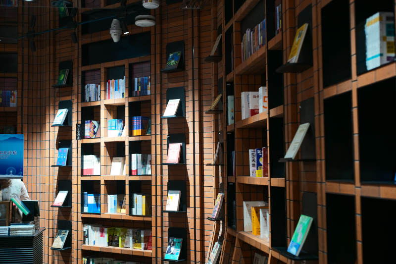 书架陈列的阅读空间图片