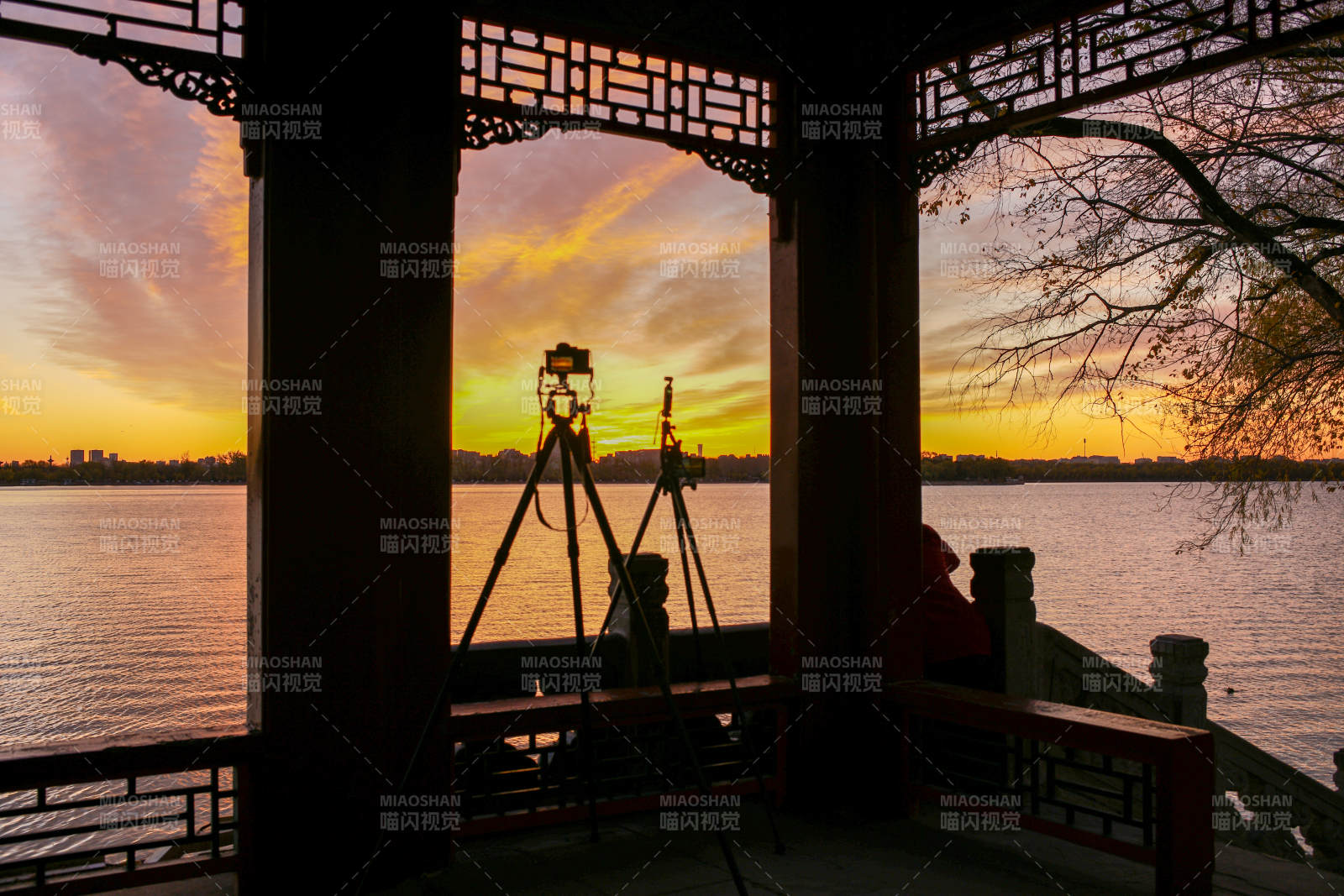 亭中夕照湖景图片