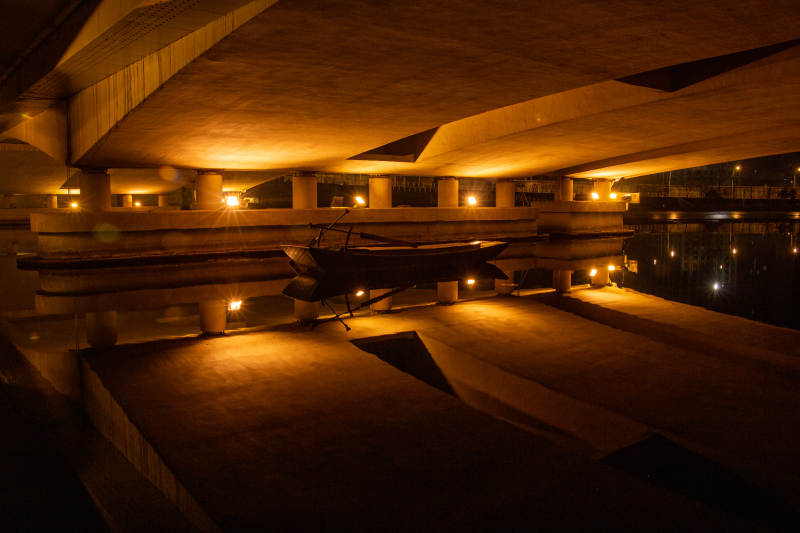 夜泊古船静谧景图片