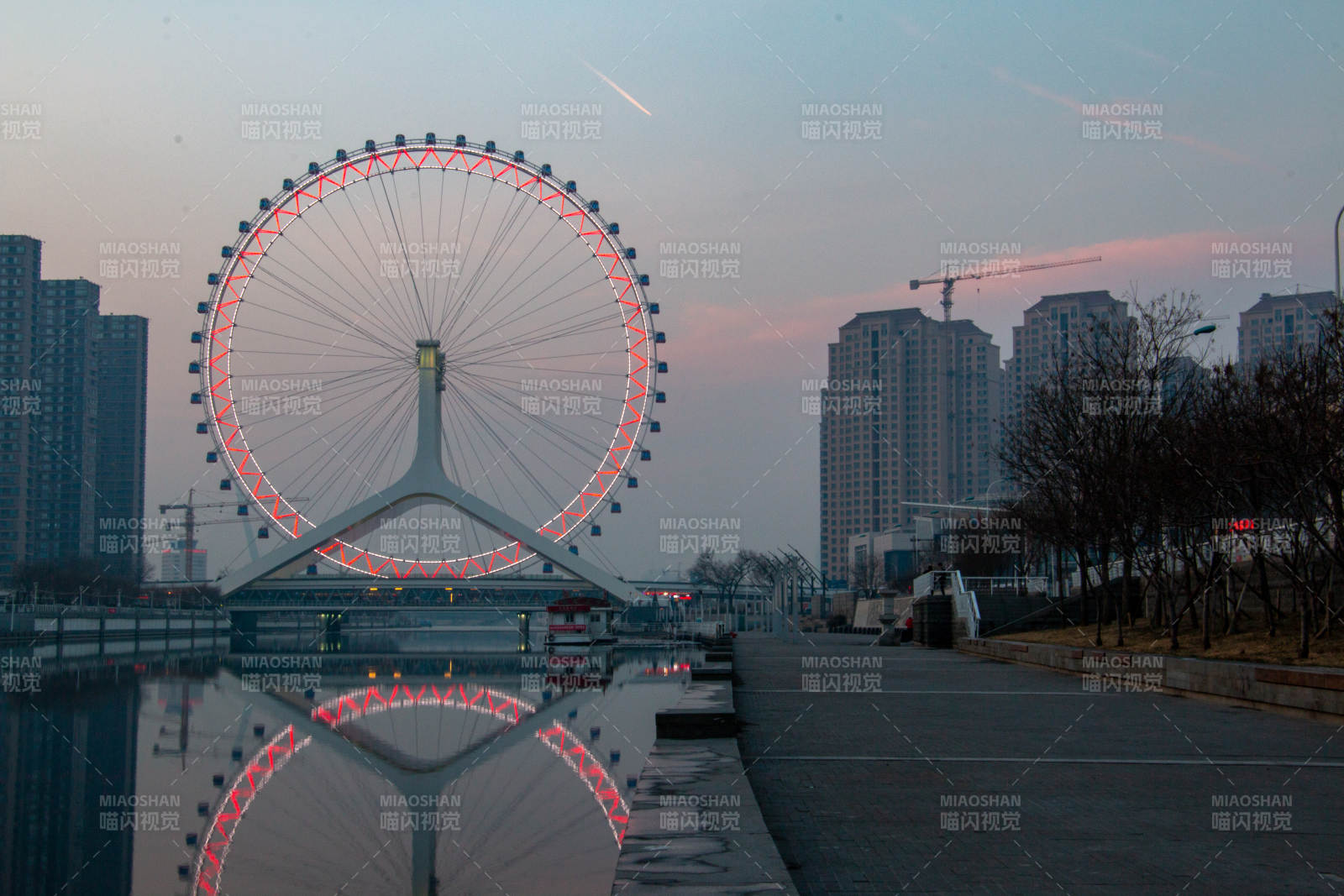 天津之眼摩天轮倒影夜景图片