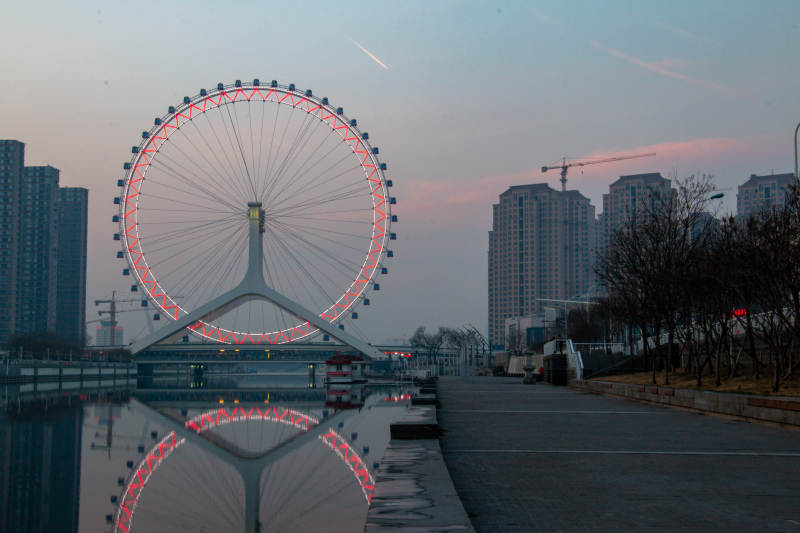 天津之眼摩天轮倒影夜景图片
