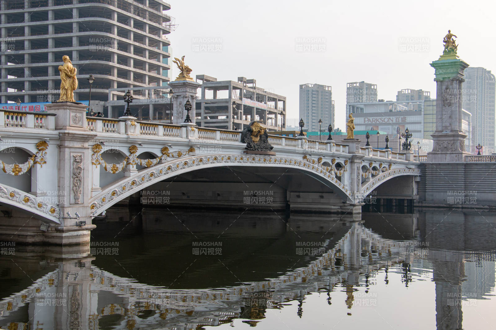 天津北安桥华丽拱桥映水城图片