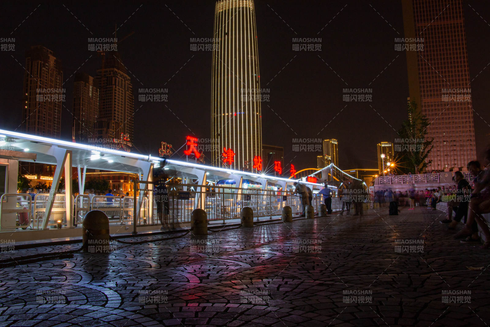 天津站码头夜景城市灯光璀璨图片