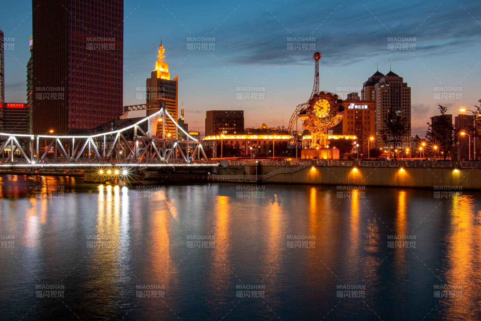 天津世纪钟夜幕下的城市河景图片