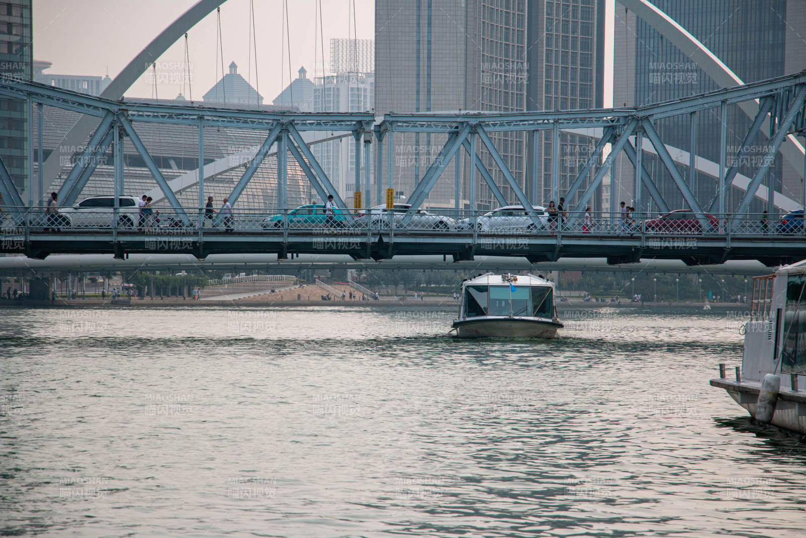 天津桥上车流 水中船行图片