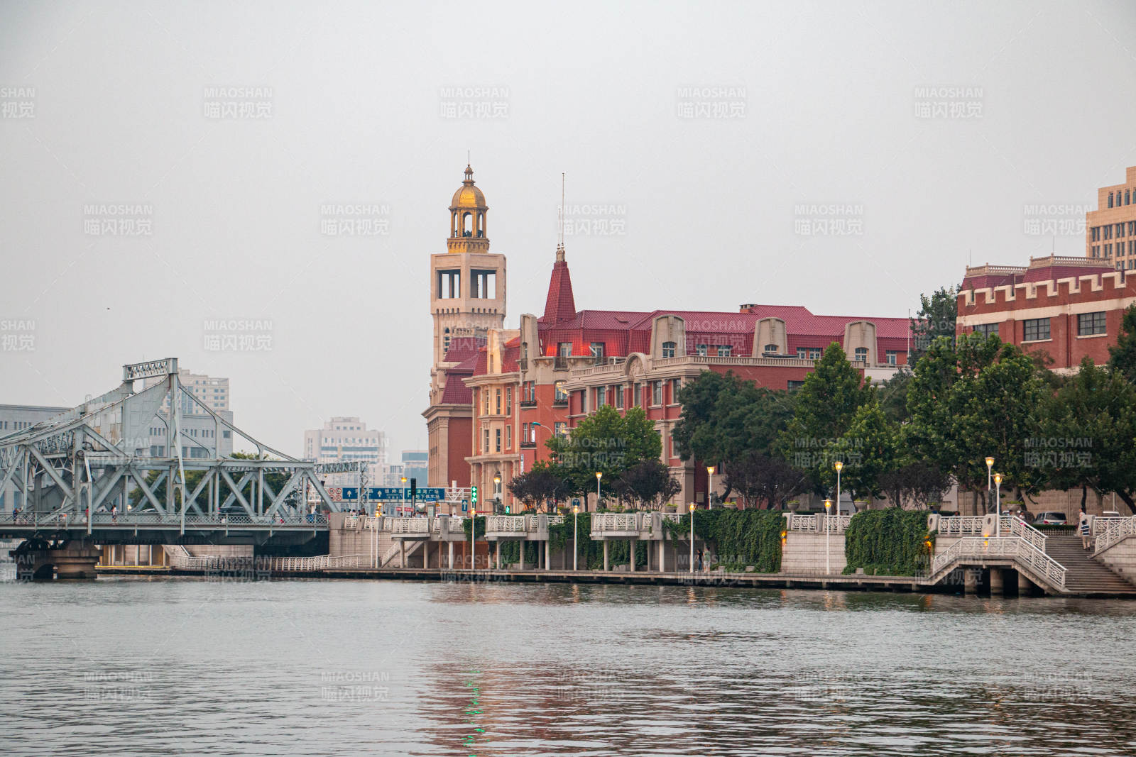 天津津湾广场河畔古建筑风光图片