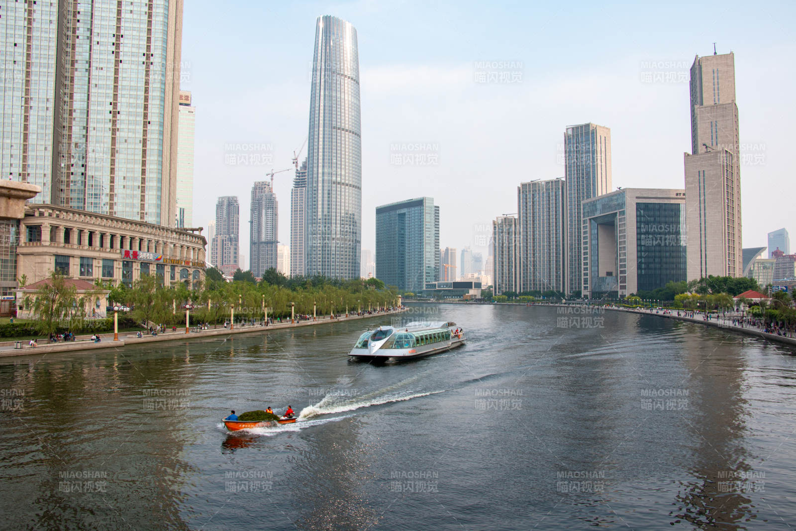 天津海河城市河景与游船图片