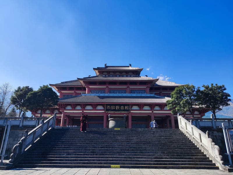 大理崇圣寺三塔佛殿图片