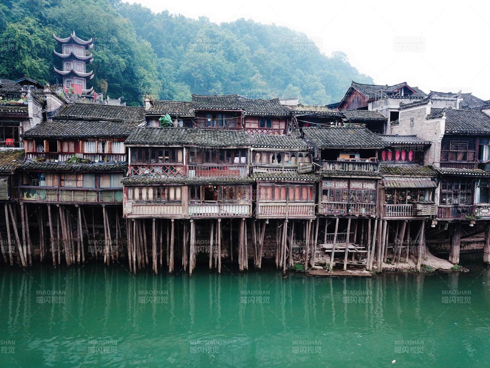 凤凰古城水边古屋静谧景图片