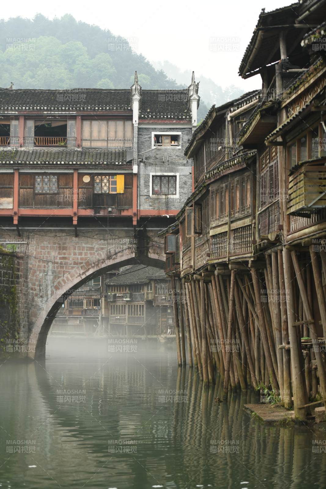 凤凰古城雾锁古桥水乡情图片