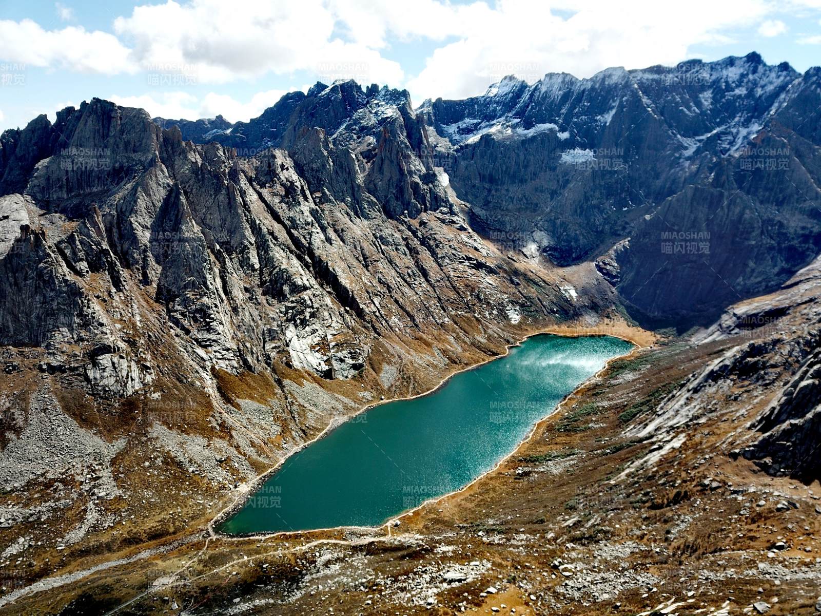 年宝叶则高山碧湖美景图片