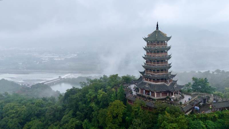 雾中古塔巍然屹立图片