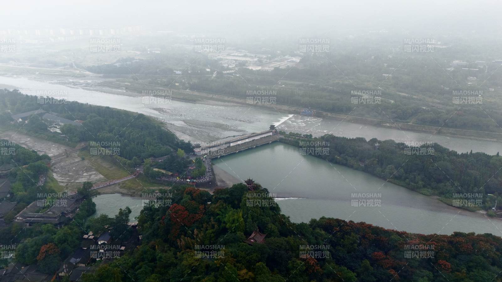 雾中水库全景图片